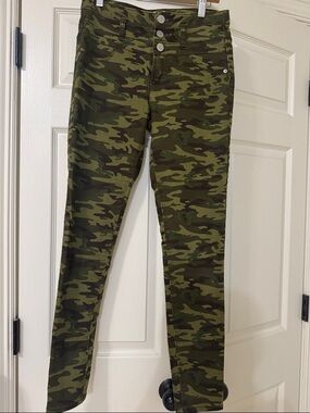 No Boundaries Mid-Rise Skinny Camo Jeans - Olive